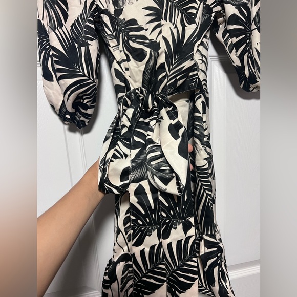 ASOS DESIGN wrap mini dress in mono tropical print - Picture 4 of 10